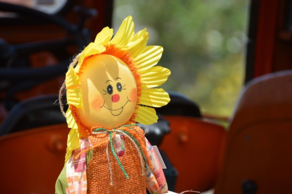 Sonnenblumenfigur als Dekoration anlässlich eines Dorffestes
