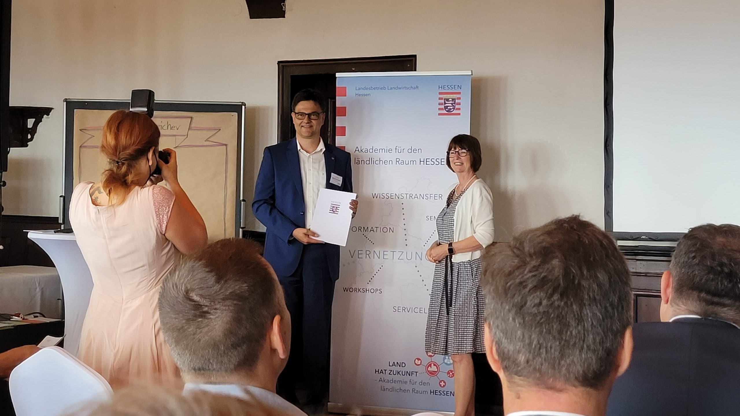 Umweltministerin Priska Hinz bei der Übergabe des Förderbescheids